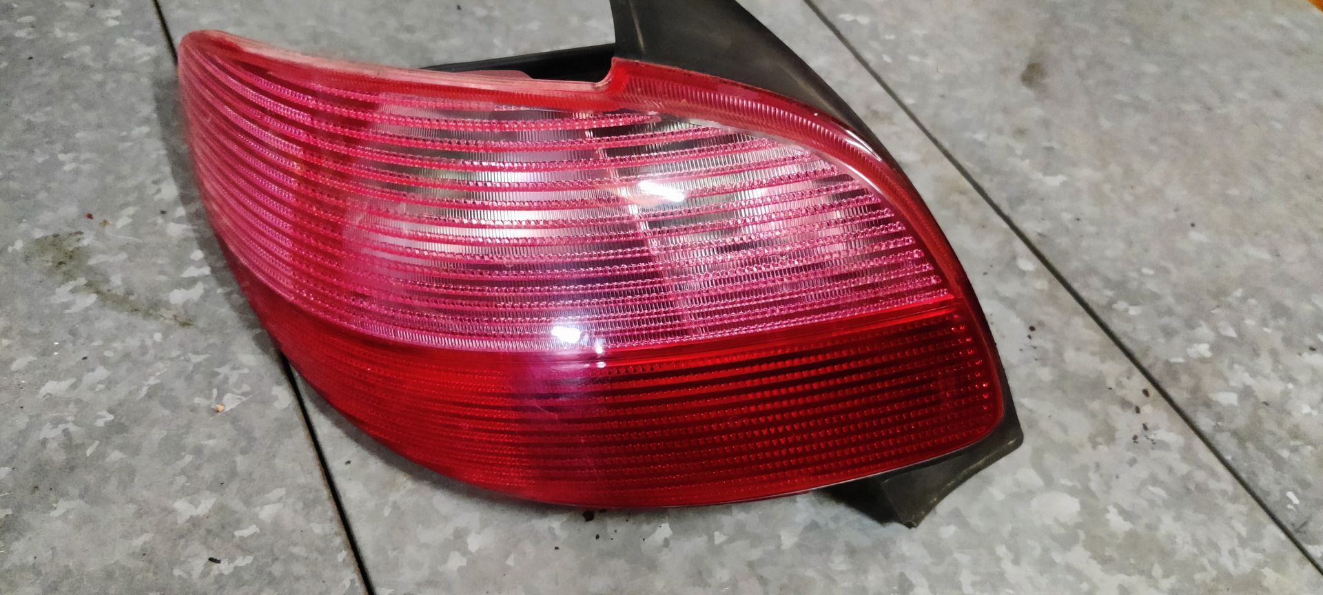 Peugeot 206 linker achterlicht van een 2007 model.