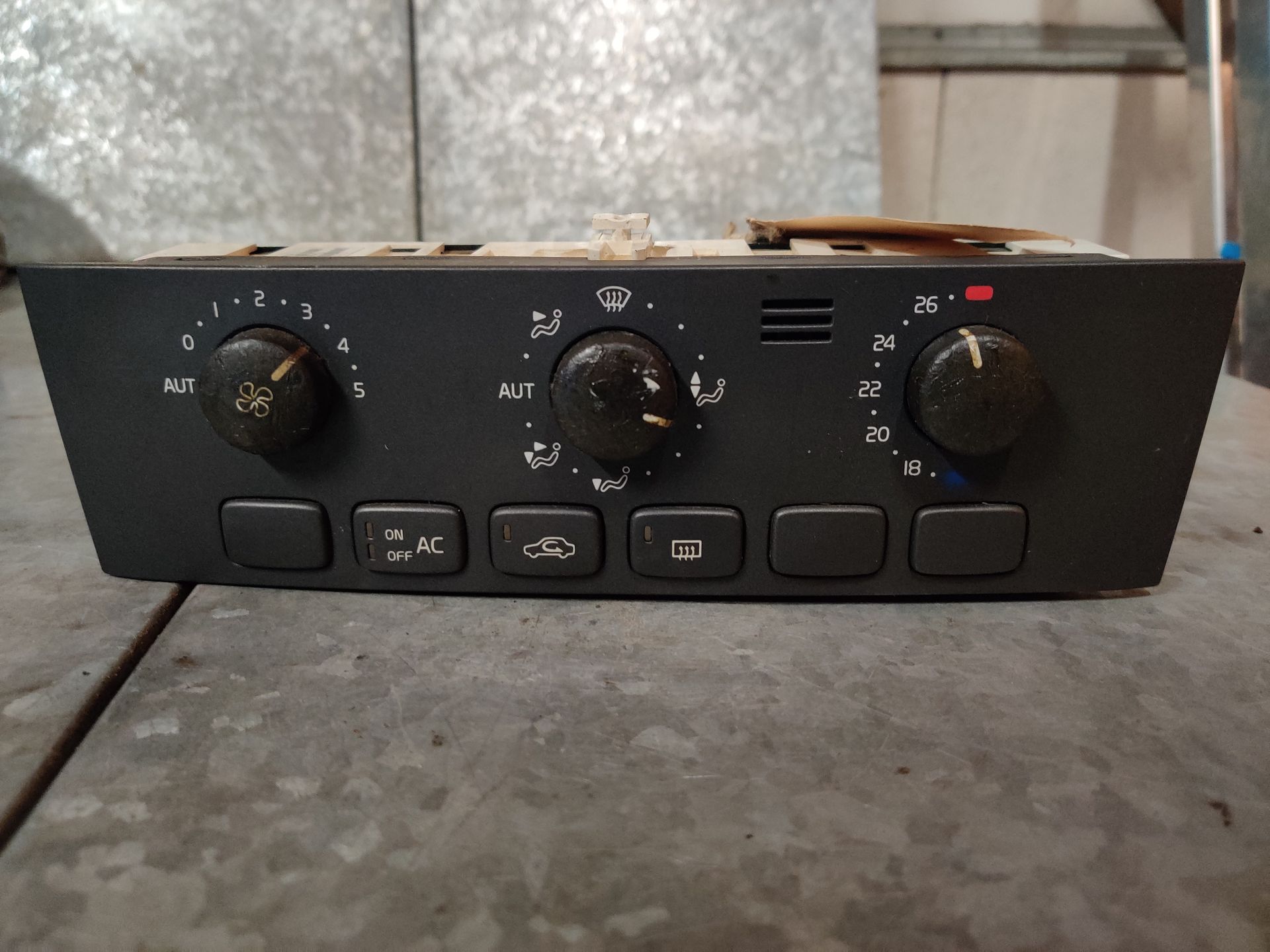 Volvo V40 middenconsole met aanjager, temperatuur knoppen uit 2001.