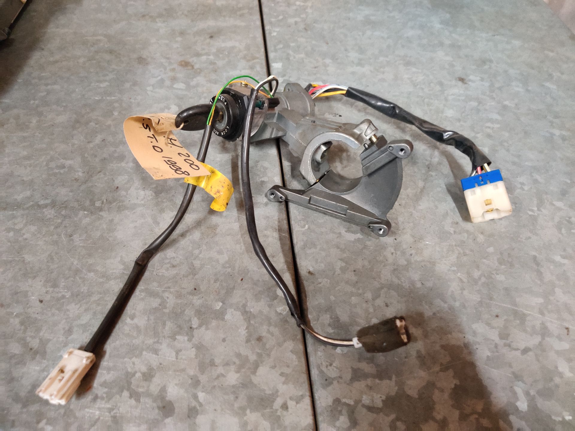 Hyundai H200 contactslot met 1 sleutel uit 1998.