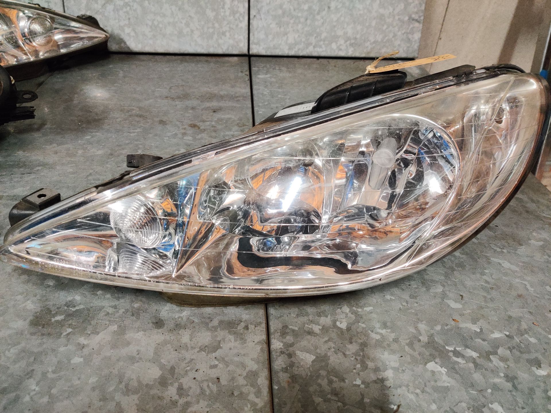 Peugeot 206 linker koplamp uit 2003, gebruikt.