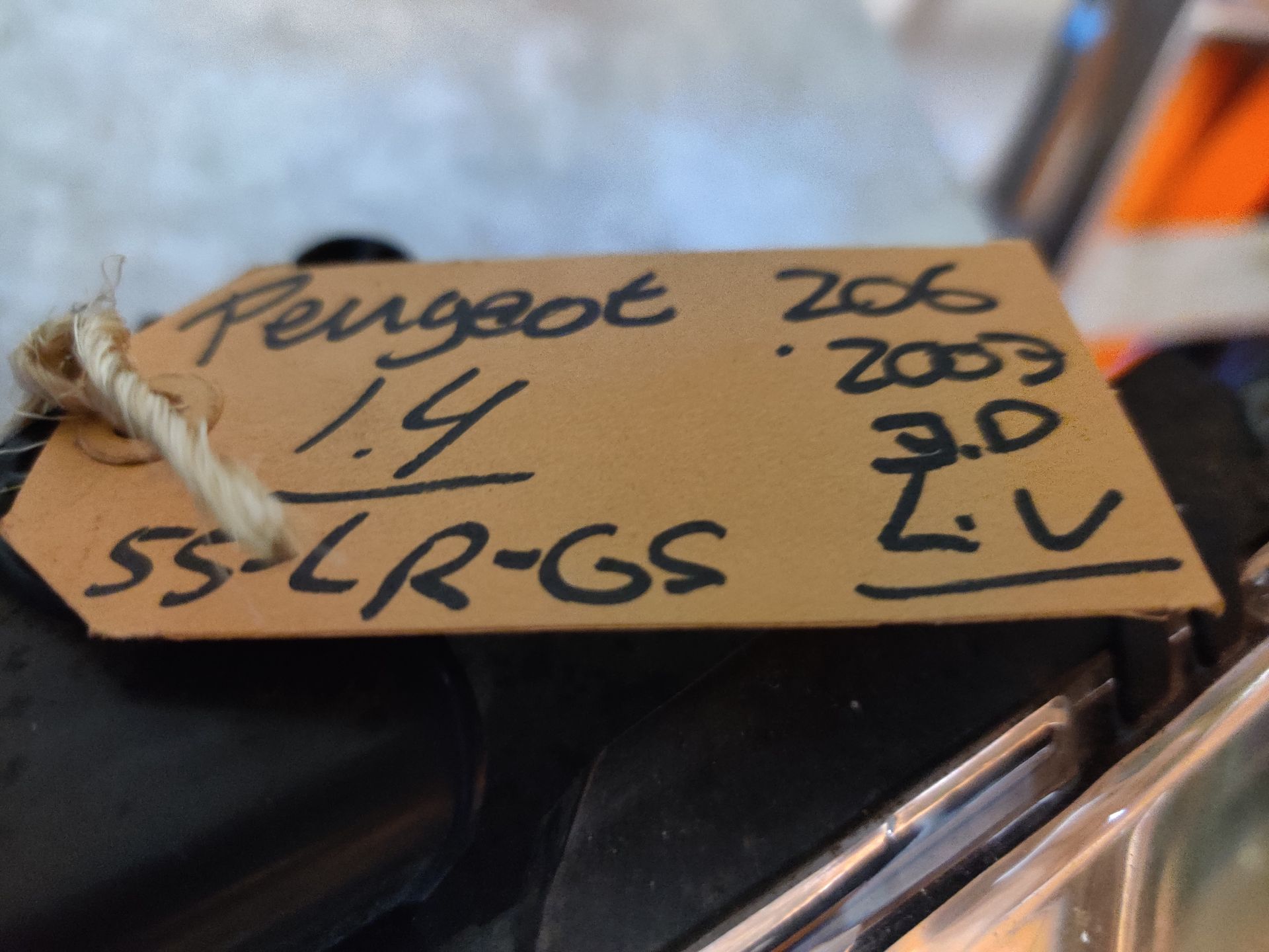 Peugeot 206 linker koplamp uit 2003, gebruikt.