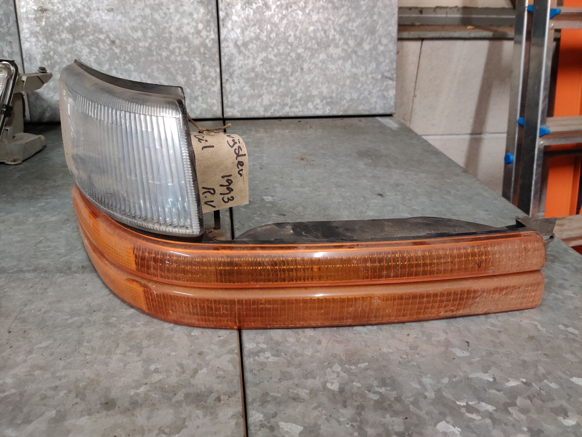 Chrysler Voyager rechter stadslicht met richtingaanwijzer gebouwd van 1990 tot en met 1995.