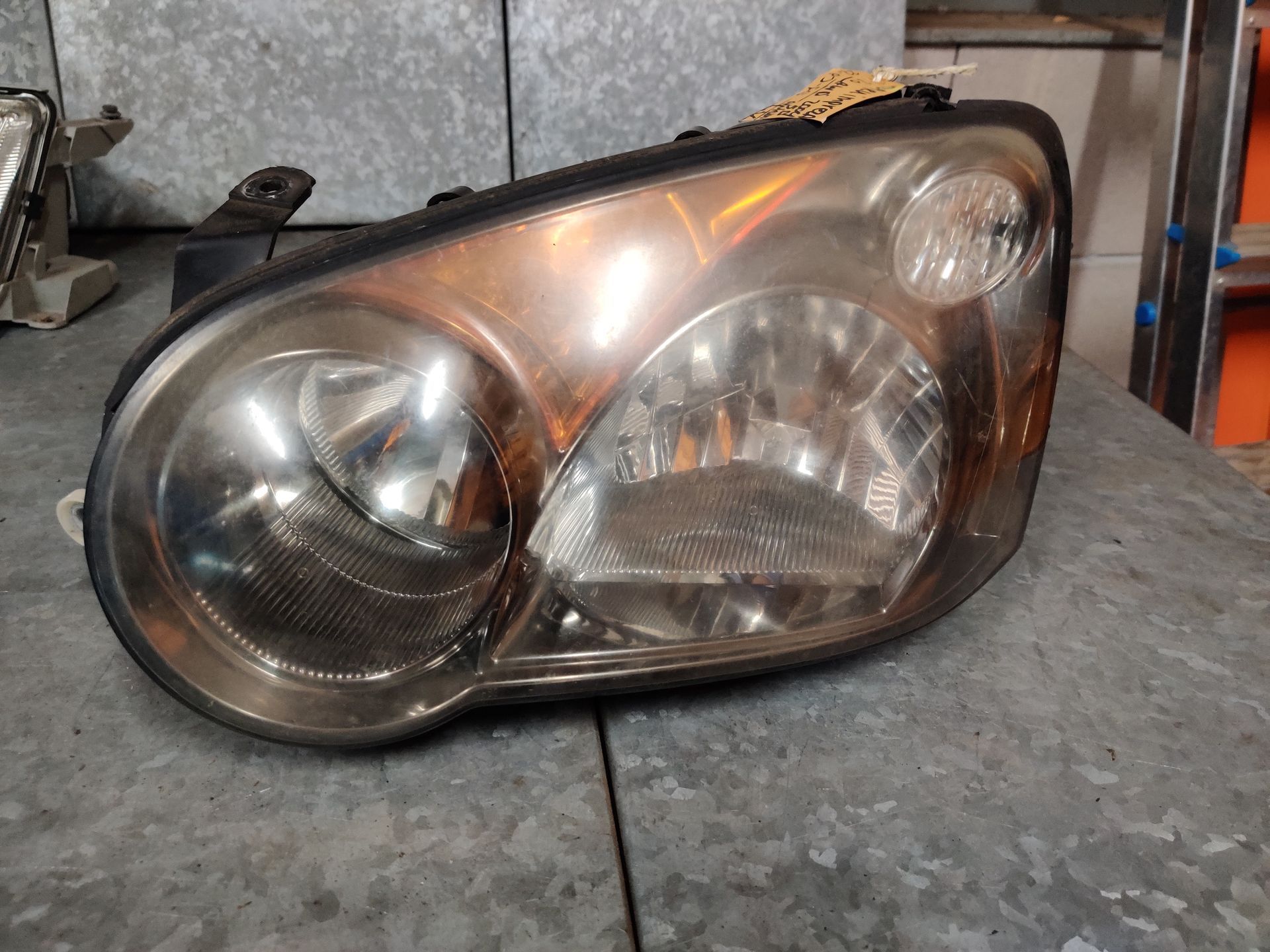 Subaru Impreza linker koplamp geproduceerd van 2000 tot en met 2007.