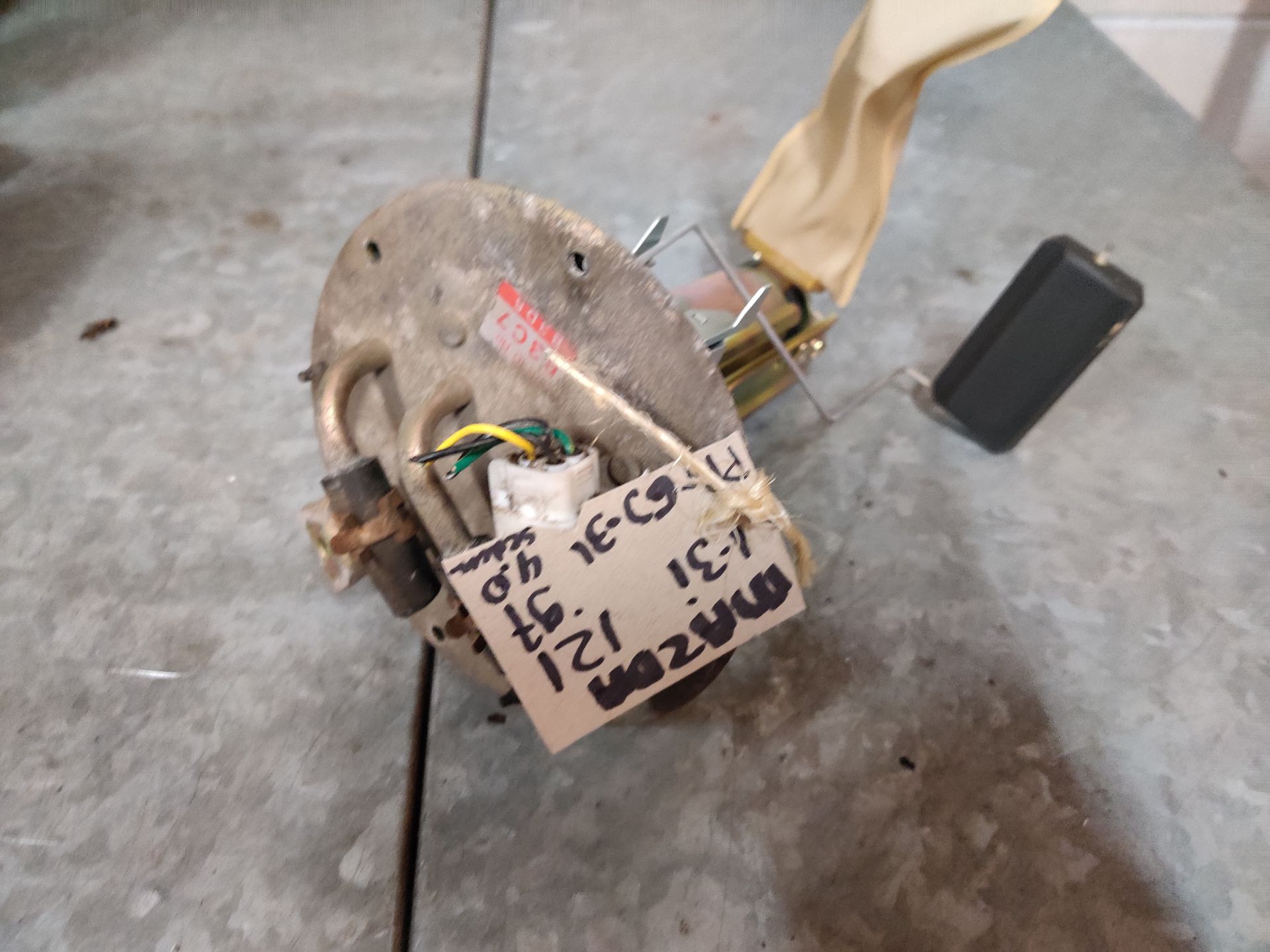 Mazda 121 tankvlotter van een 1.3i uit 1997,