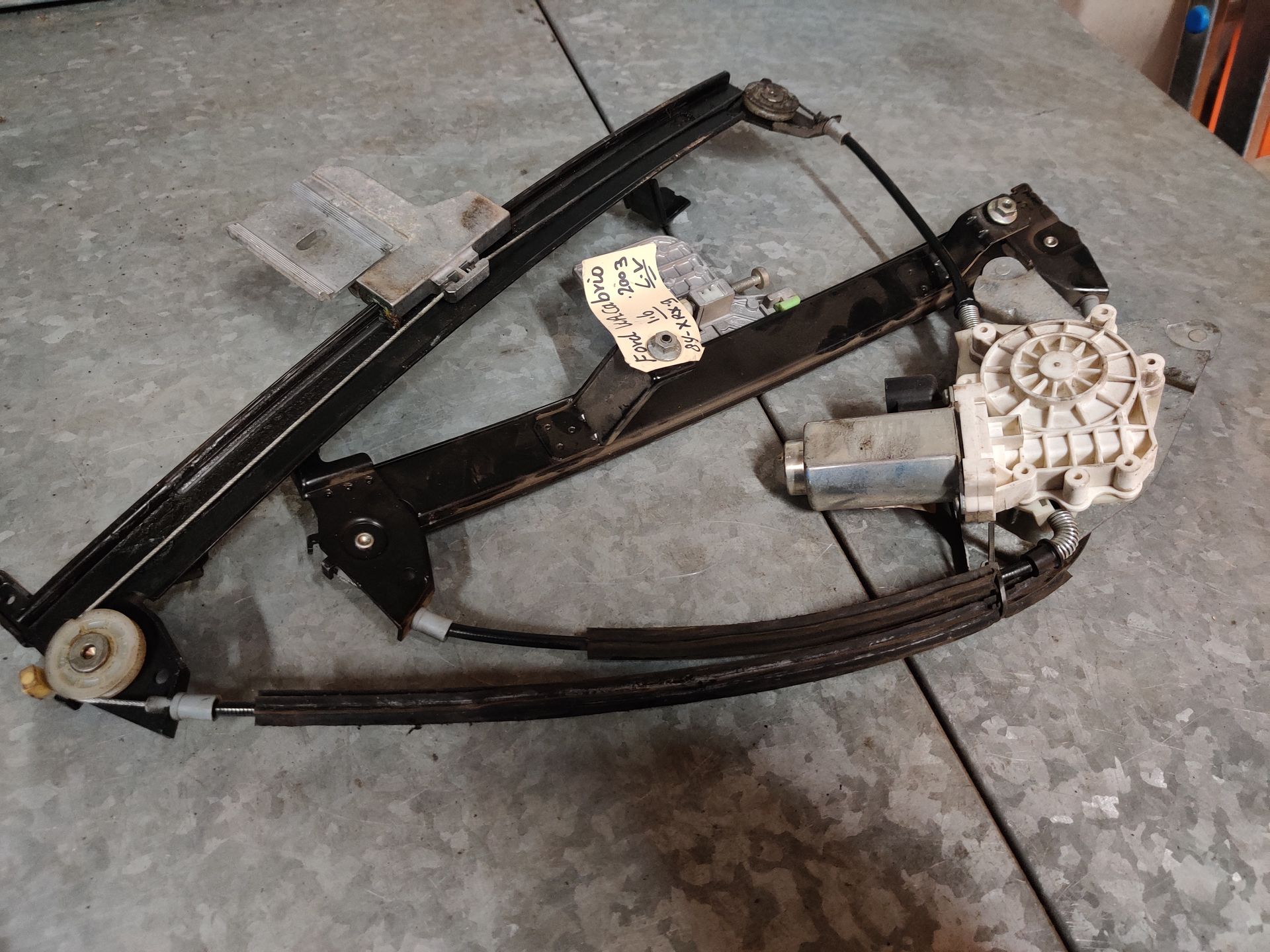Ford StreetKa (Cabrio) raam motor met mechaniek linksvoor van een 1.6 model vanaf 2003 t/m 2006.