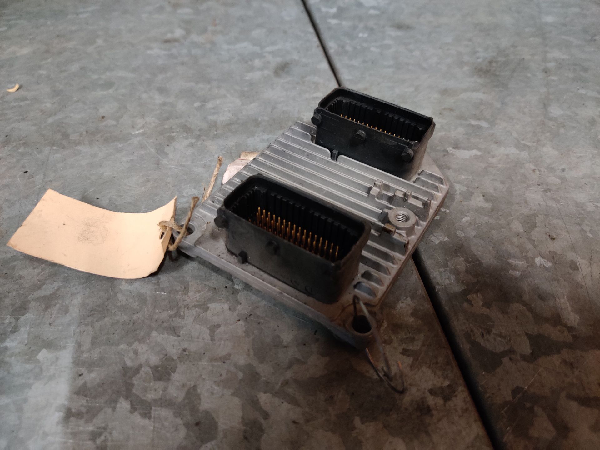 Opel Vectra B motorregelapparaat (ECU / Engine Control Unit) van een 1.8 16V, 1995 tot en met 2002.