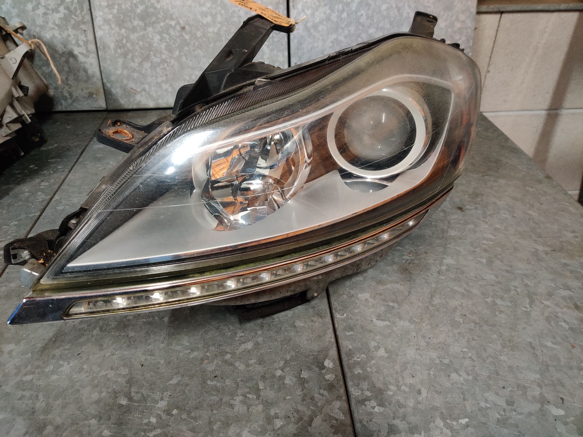 Lancia Delta linker Xenon koplamp modeljaar 2008 - 2014, gebruikt.
