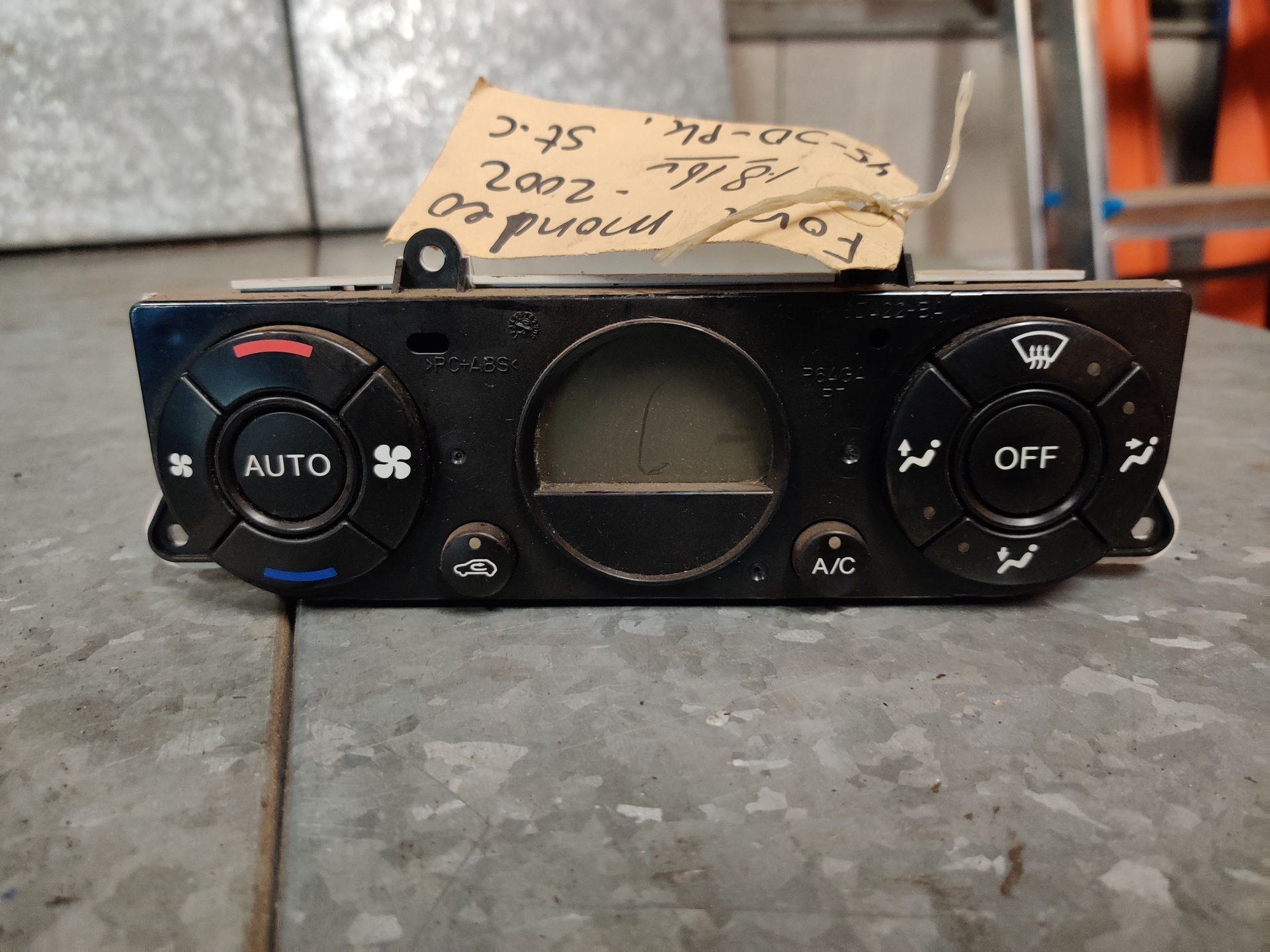 Ford Mondeo middenconsole airco en temp regelaar modeljaren 2000 - 2007.
