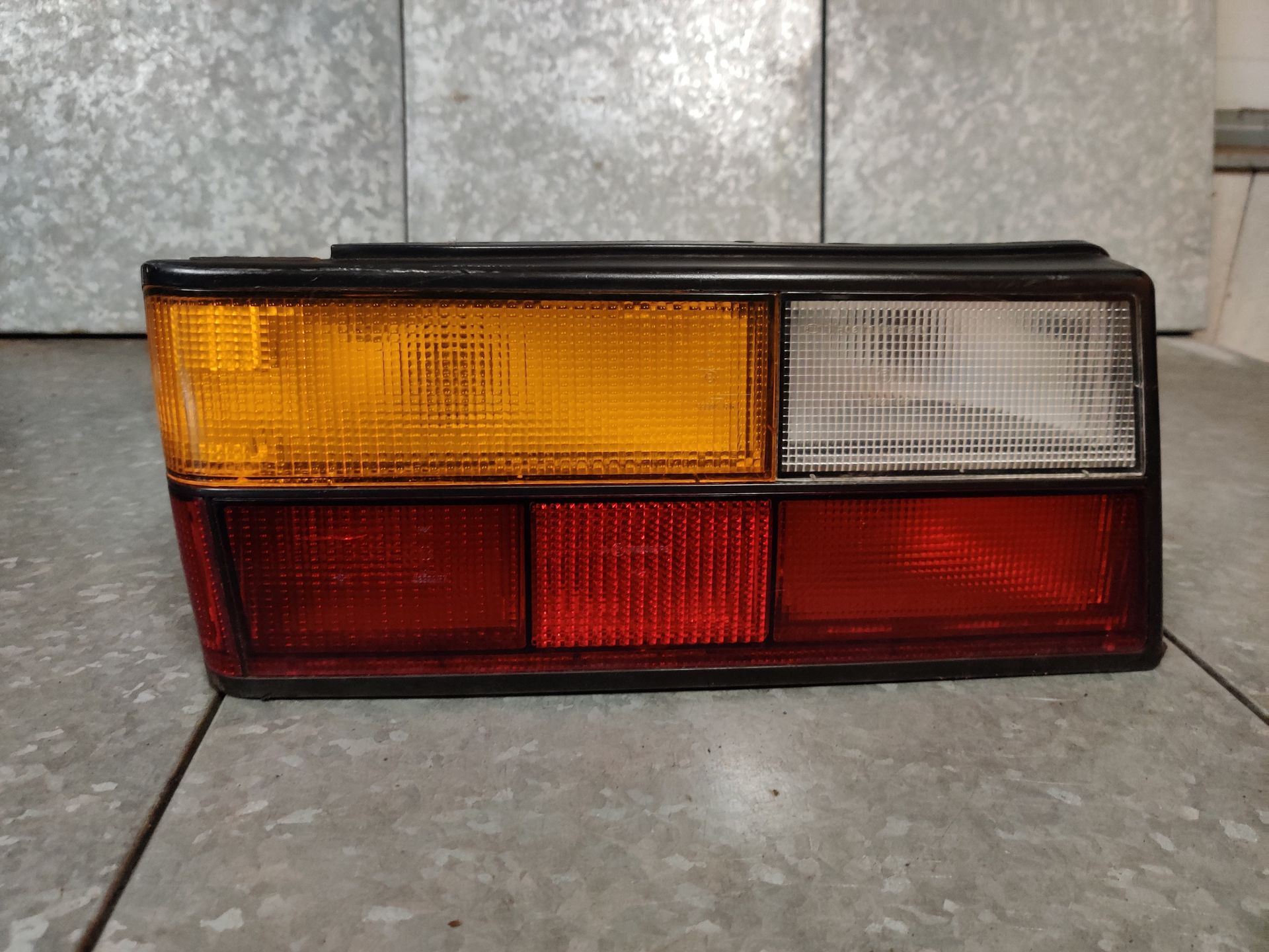 Saab 90 linker achterlicht uit de jaren 80, gebruikt. Stegeman Exel.