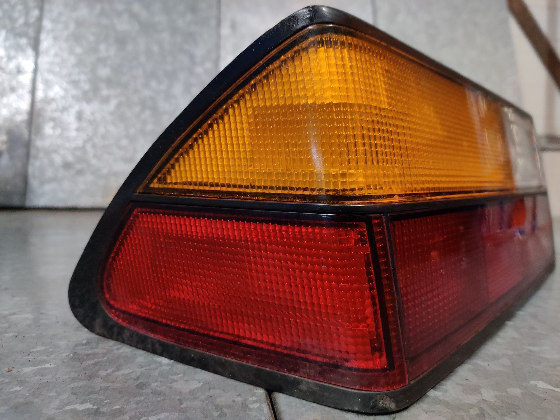 Saab 90 linker achterlicht uit de jaren 80, gebruikt. Stegeman Exel.