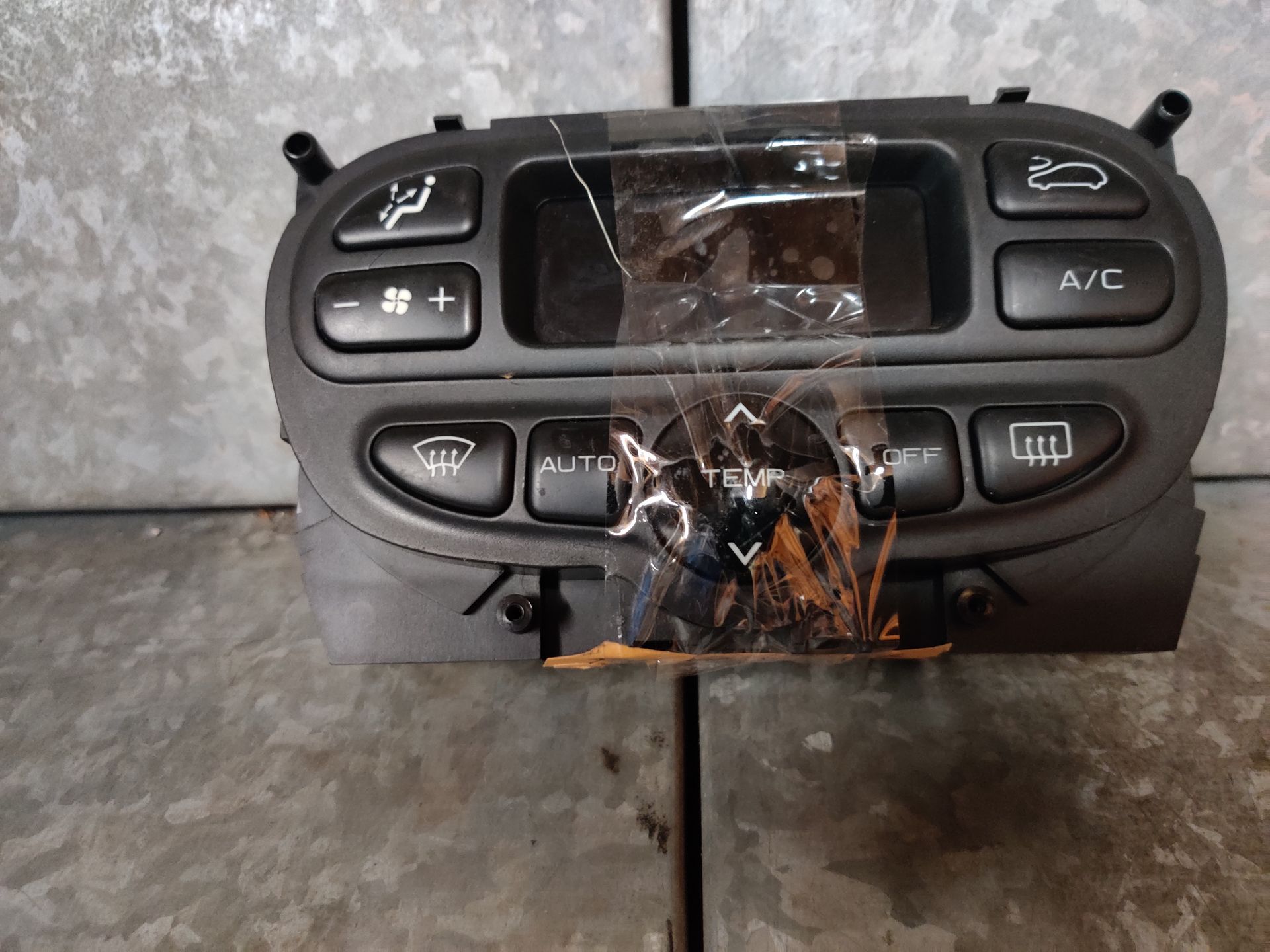 Peugeot 206 1.4 middenconsole met airco, kachel, aanjager en display modeljaren 1998 tot en met 2012.
