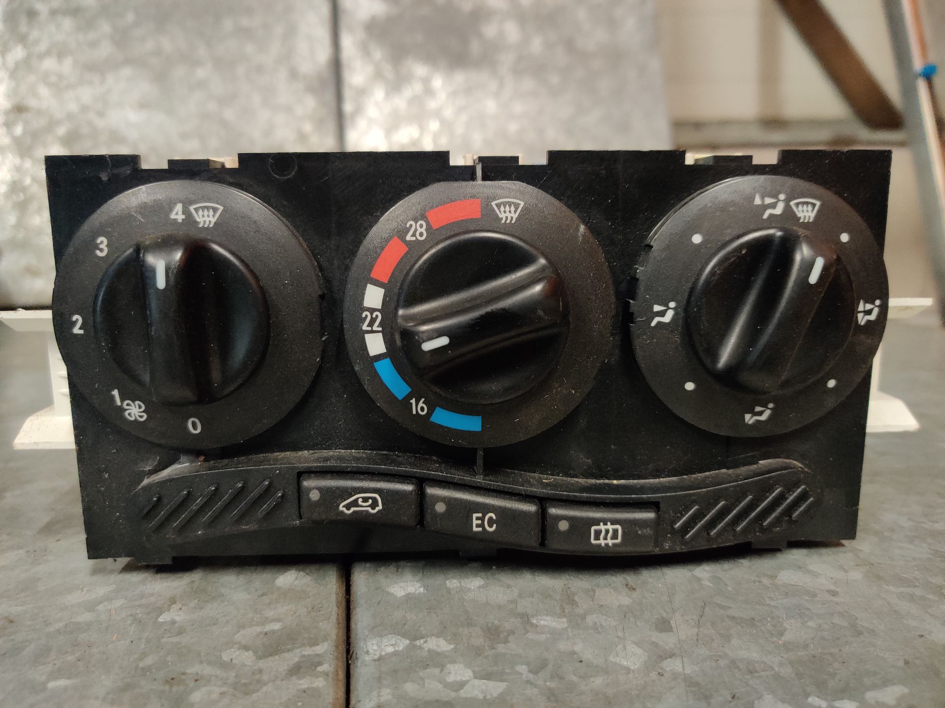 Mercedes A 190 console temperatuur, en EC knop, modeljaar 2000, gebruikt.