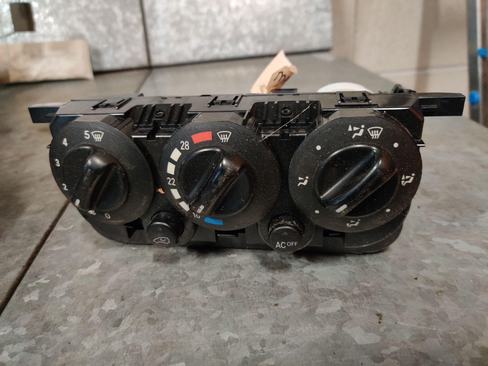 Mercedes A 190 console airco, temperatuur modeljaar 2003, gebruikt.
