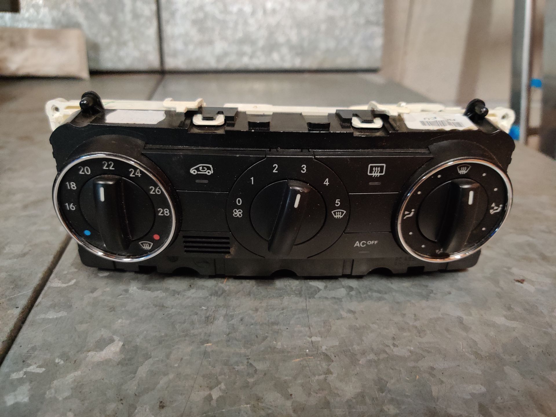 Mercedes B Klasse 1.7 16V console temperatuur en airco modeljaren 2005 - 2009, gebruikt.