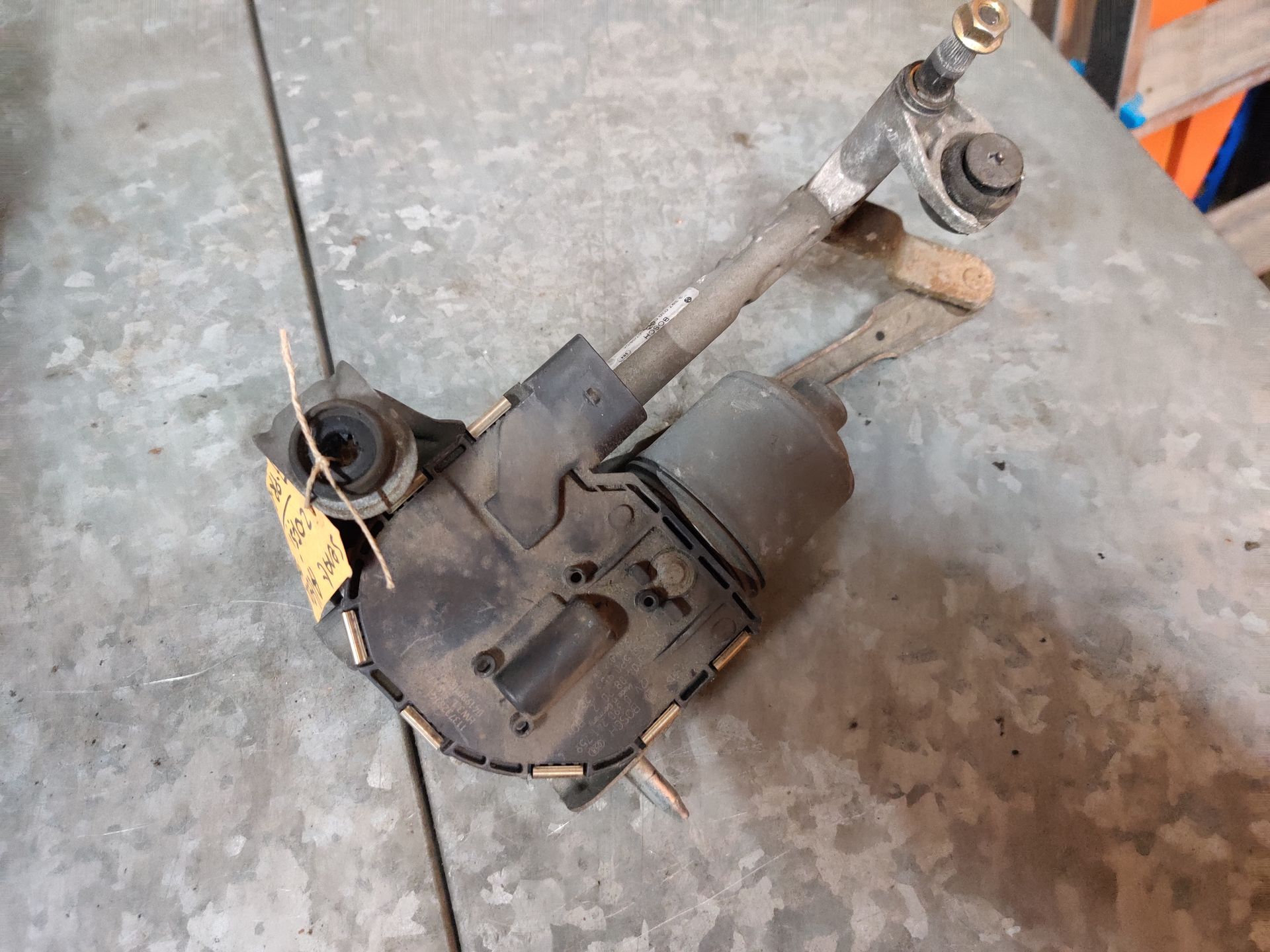 Seat Altea 2.0 FSi uit 2004 een gebruikte ruitenwissermotor linksvoor.