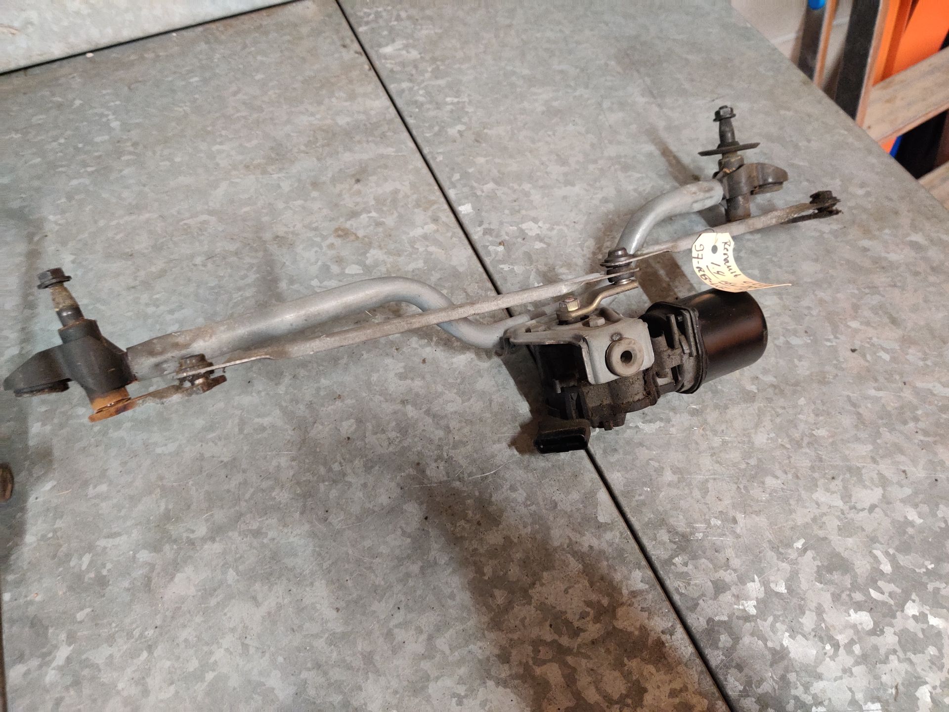 Renault Clio 1.4 16V uit 2005 een gebruikte ruitenwissermotor met stangenstelsel.
