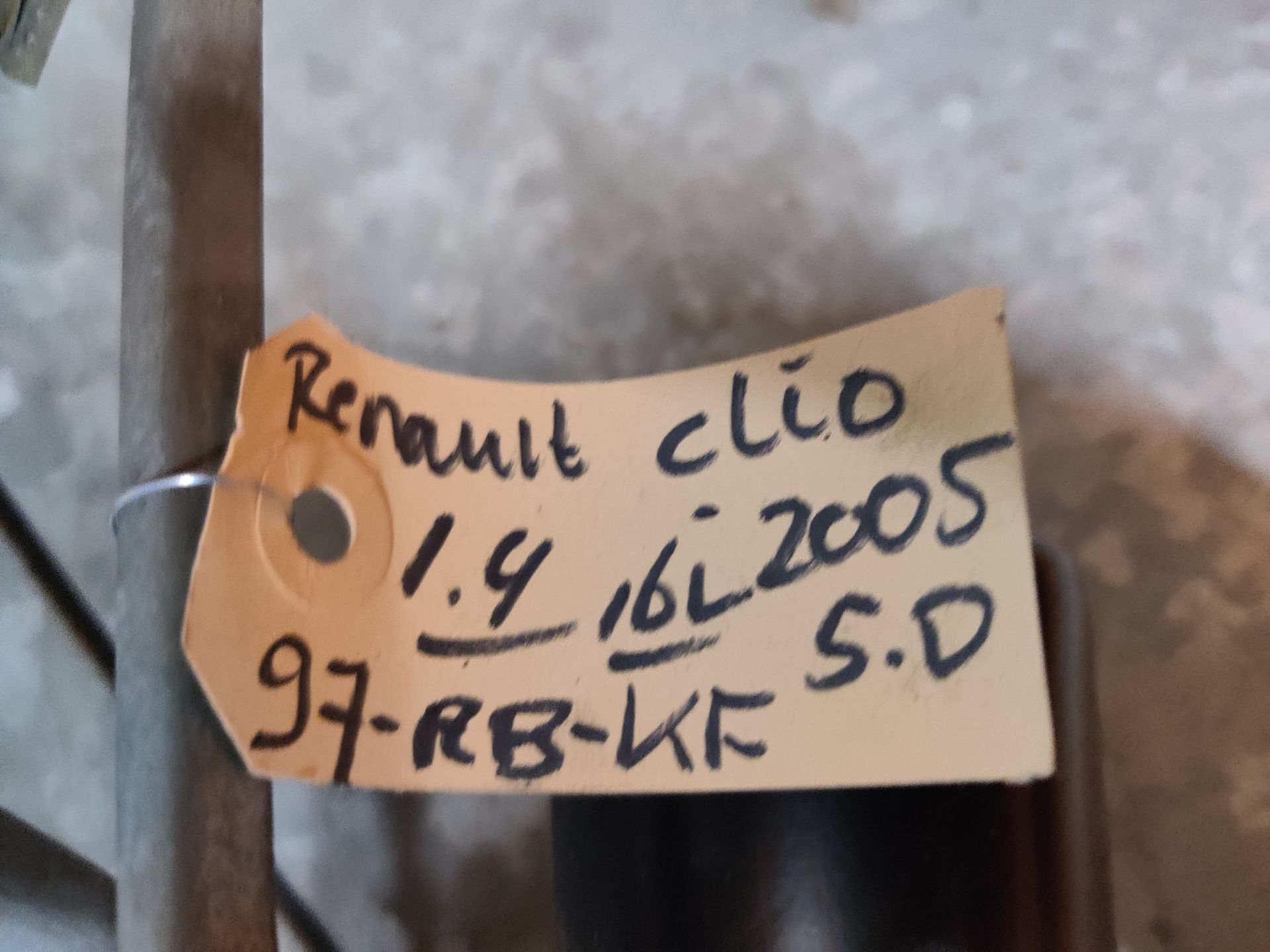 Renault Clio 1.4 16V uit 2005 een gebruikte ruitenwissermotor met stangenstelsel.