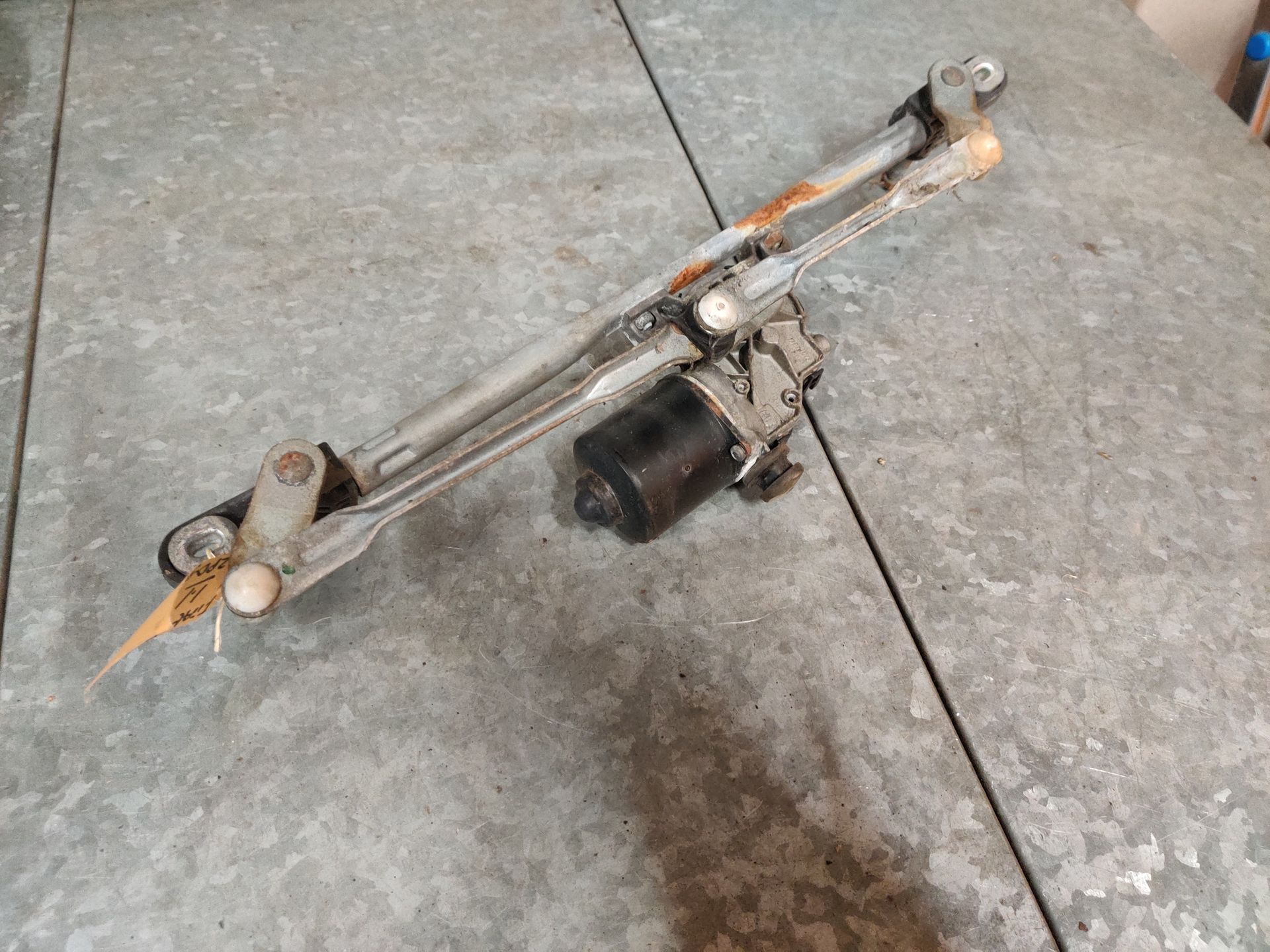 Fiat Panda 1.1 uit 2007 een gebruikte ruitenwissermotor met stangenstelsel.