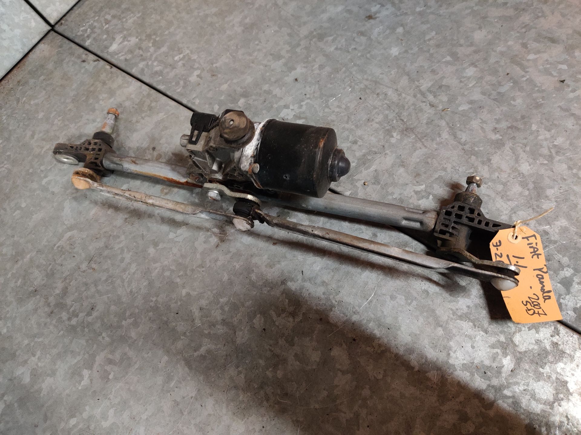 Fiat Panda 1.1 uit 2007 een gebruikte ruitenwissermotor met stangenstelsel.
