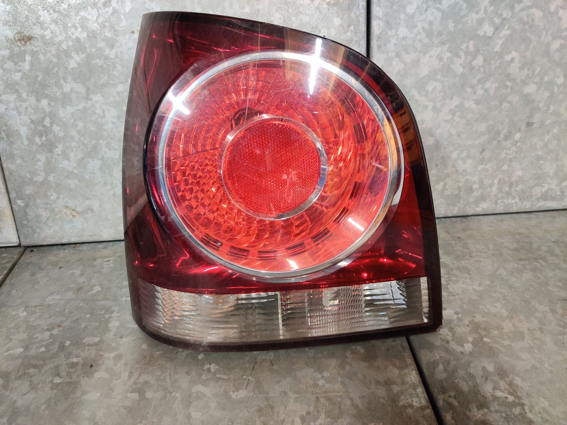 VW Polo 1.4 TDi uit 2008 een gebruikte linker achterlicht.