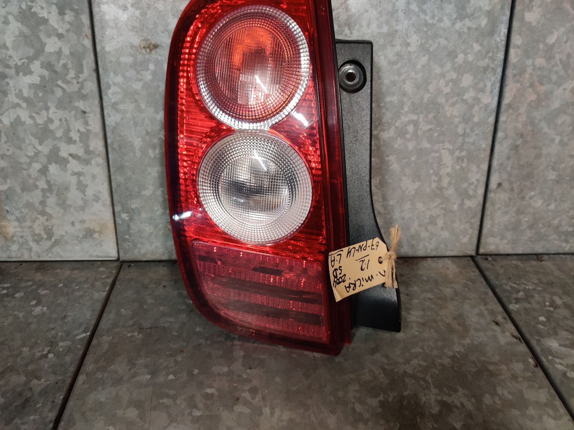 Nissan Micra 1.2 uit 2004 een gebruikt linker achterlicht.