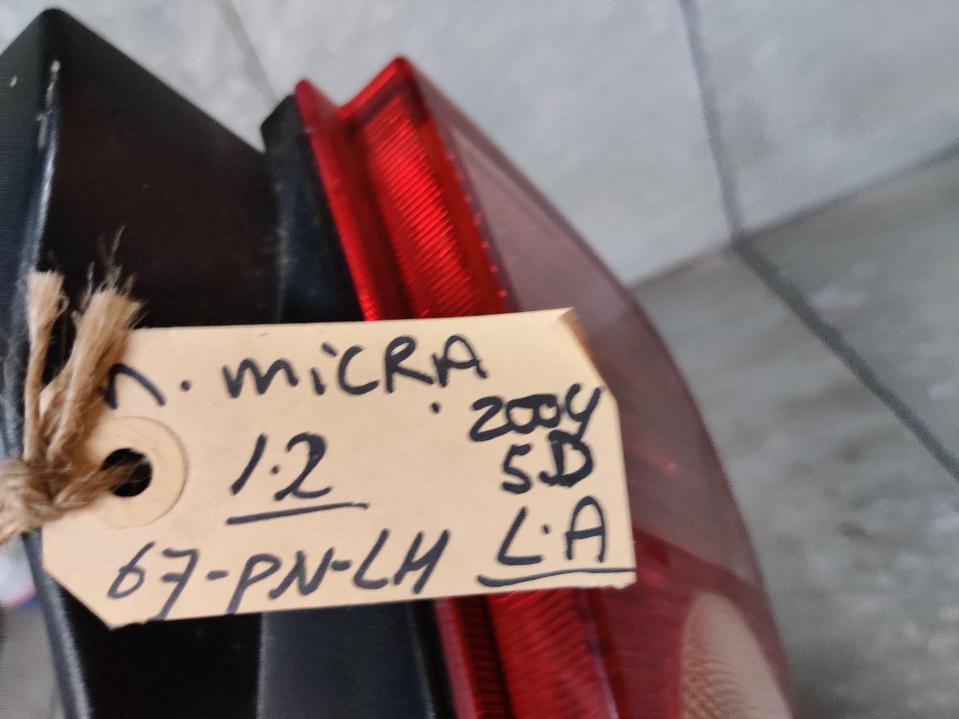 Nissan Micra 1.2 uit 2004 een gebruikt linker achterlicht.