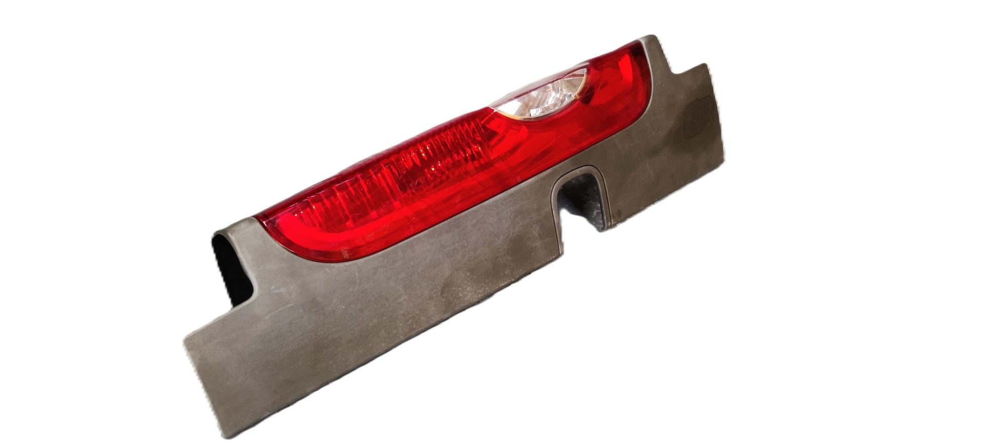 Een rode en transparante LED-remlichtunit voor auto's, gemonteerd op een voorgevormde, grijze metalen beugel.