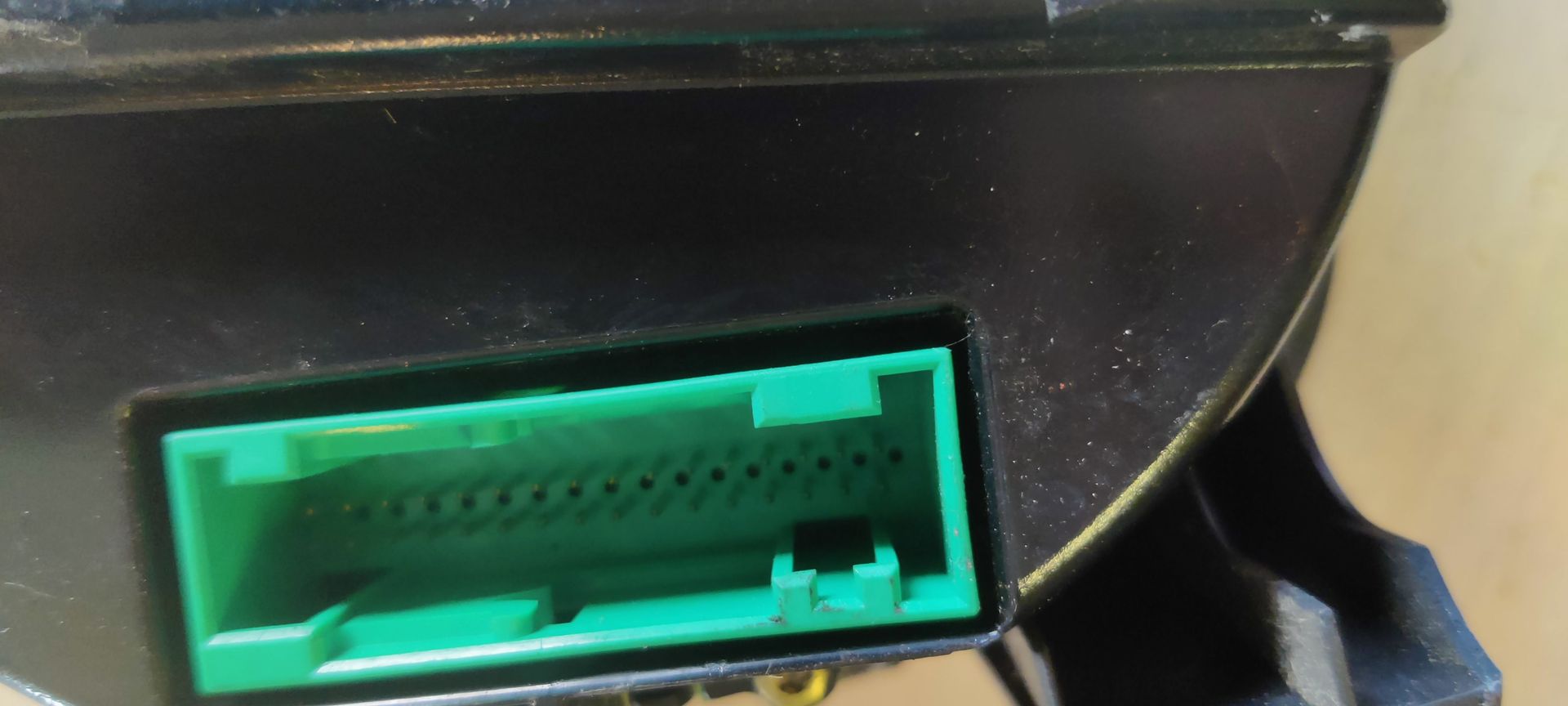 Een zwart instrumentenpaneel voor auto's met een toerenteller links en een snelheidsmeter rechts, beide met wijzers.
