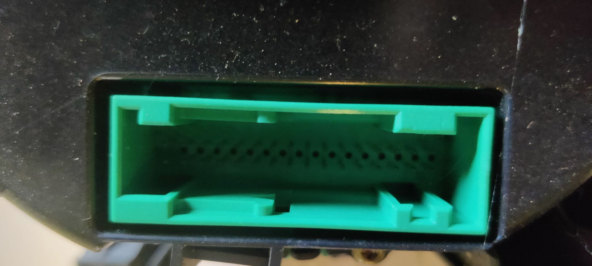 Een zwart instrumentenpaneel voor auto's met een snelheidsmeter, toerenteller, brandstofmeter en temperatuurmeter.
