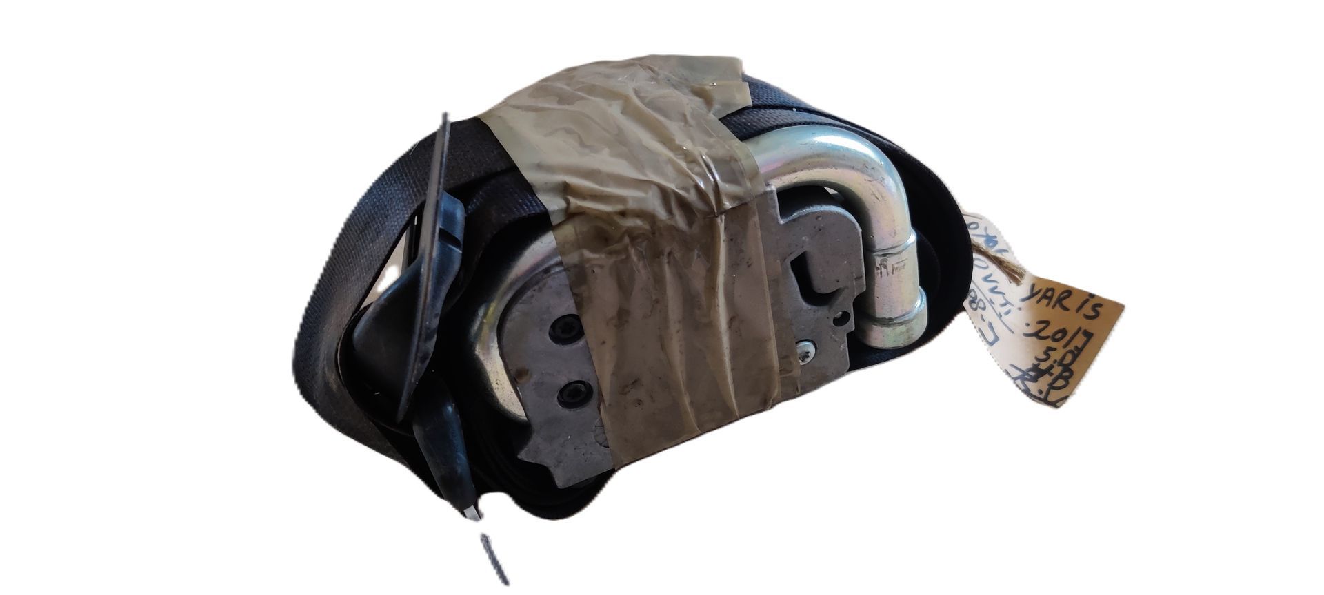 Een autogordelspanner met zwarte band, omwikkeld met bruine tape, en voorzien van een identificatielabel.