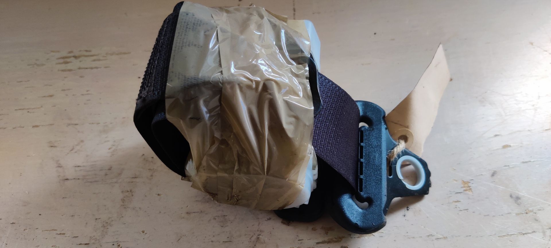 Een versnellingspookknop van een Toyota Yaris uit 2017, omwikkeld met tape en voorzien van een identificatielabel.