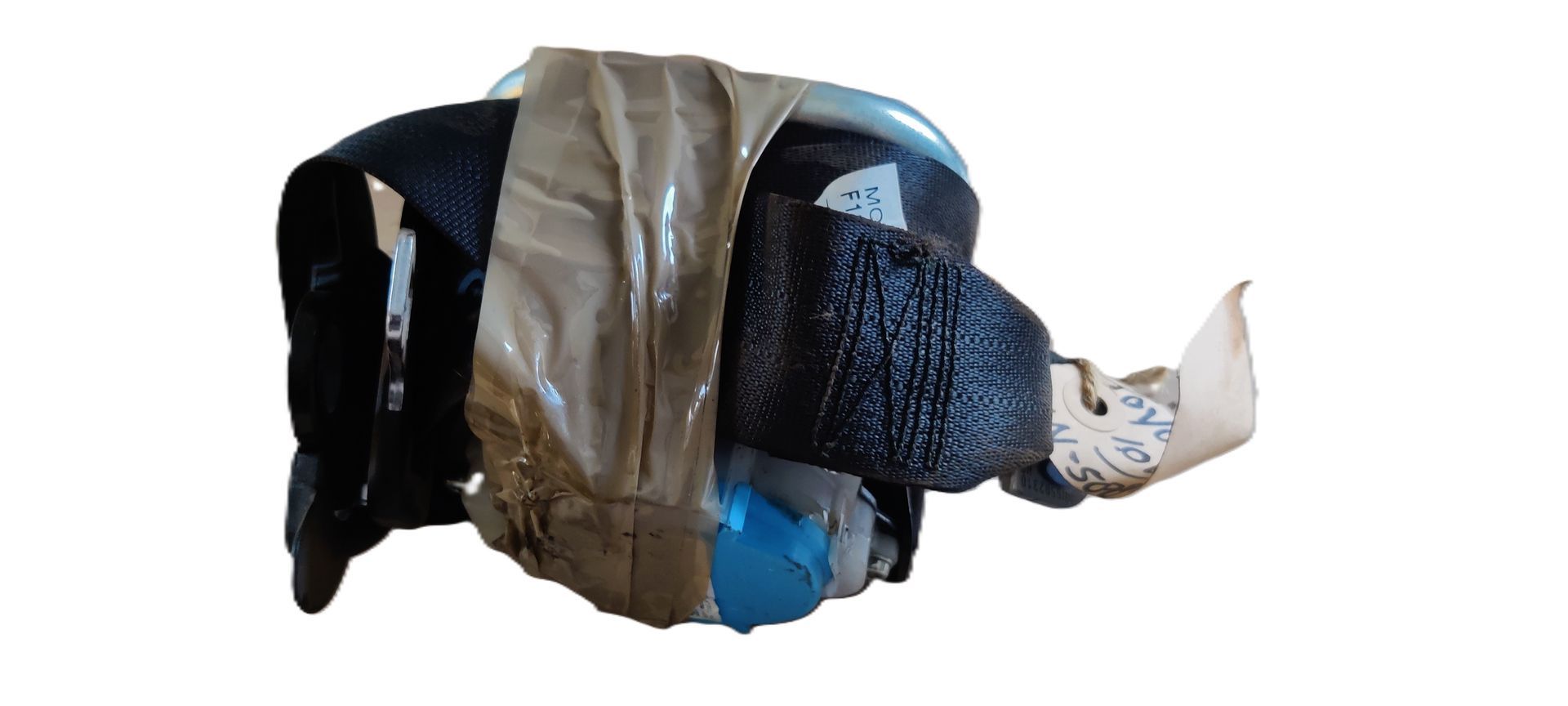 Een zwart gordelspannermechanisme, vastgezet met een strook beige plakband, met daarop een klein blauw plastic onderdeel.