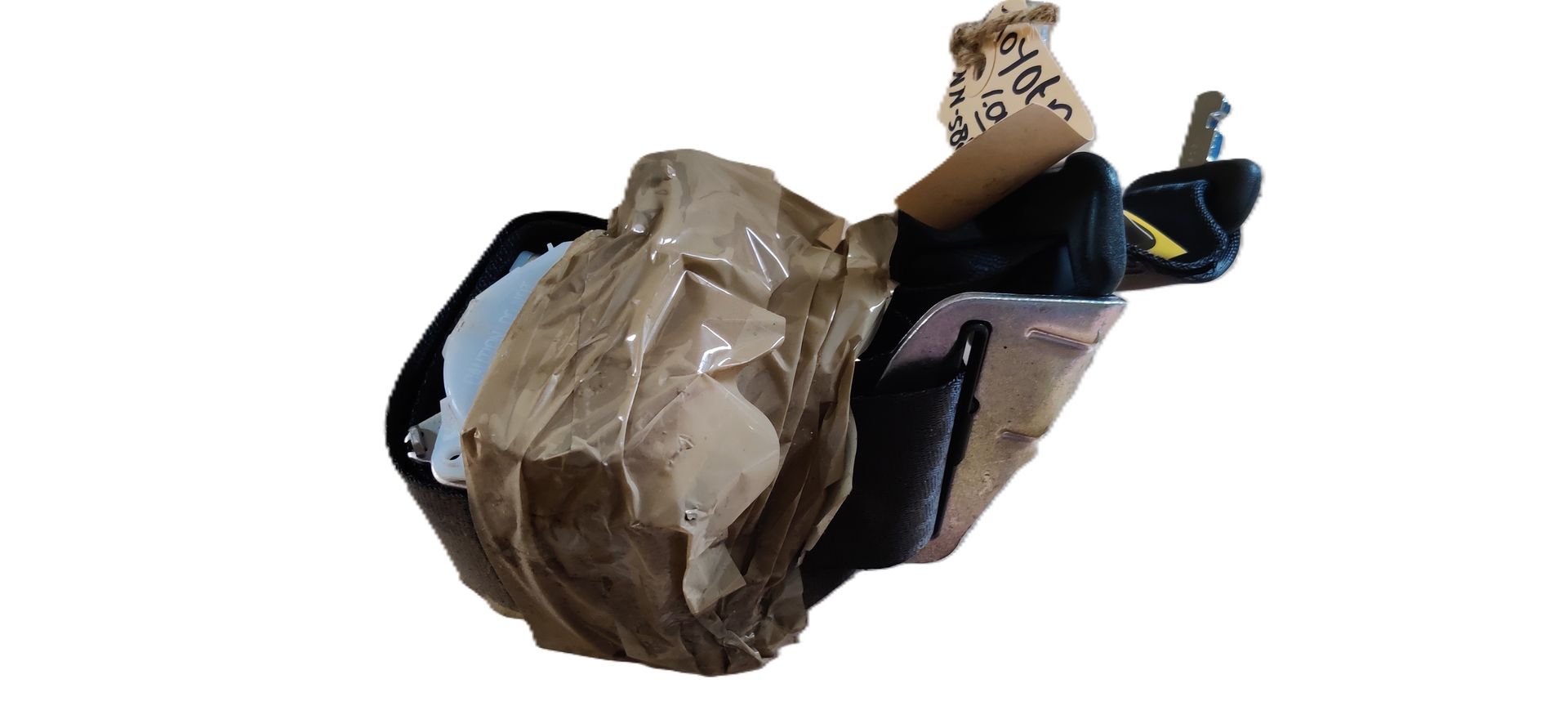 Een autogordelgesp, verpakt in beschermend bruin papier en tape.