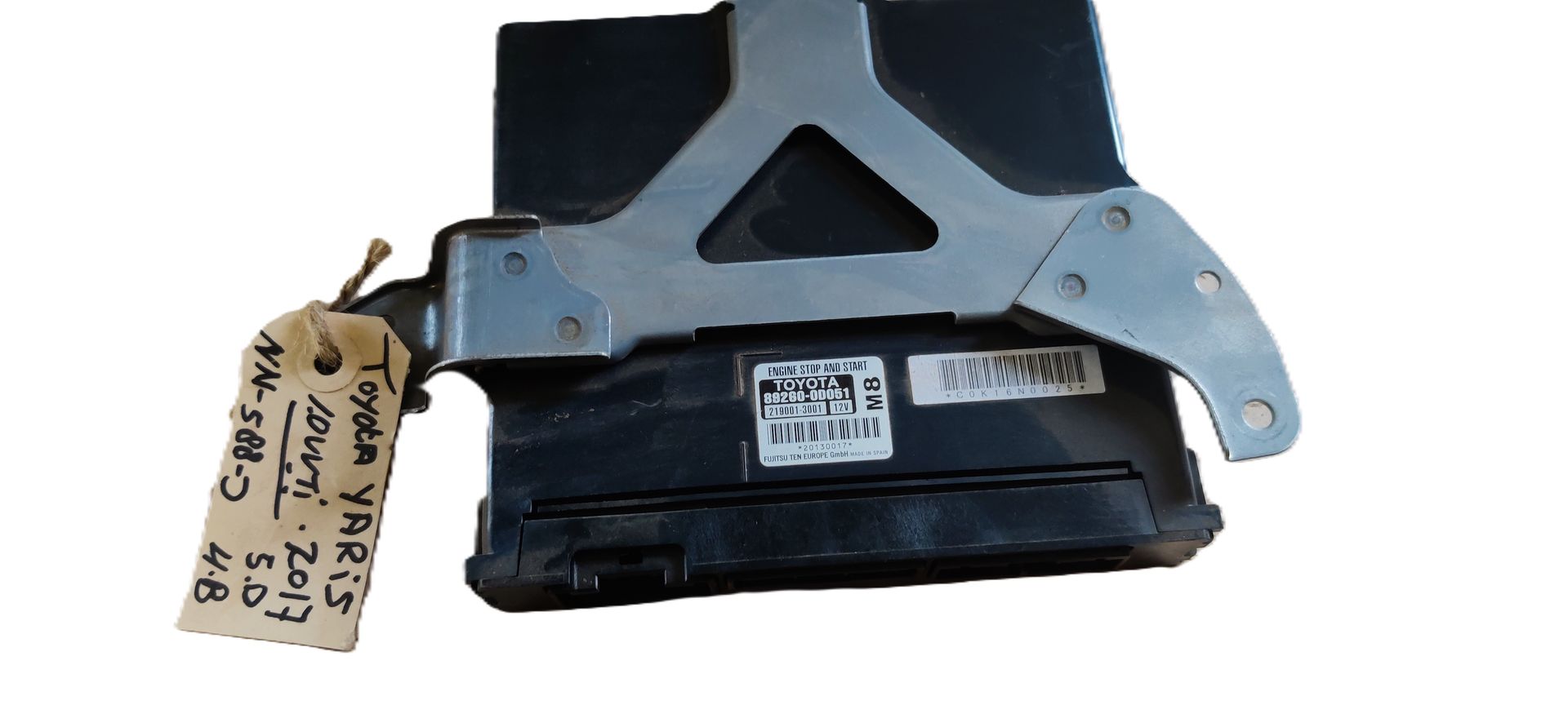 Een motorregelunit van een Toyota Yaris met een metalen montagebeugel en een handgeschreven identificatielabel.