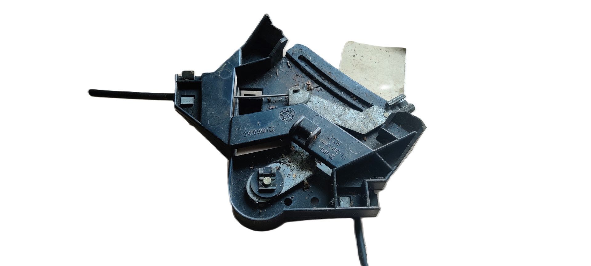 Een zwart autodeurslotmechanisme met metalen interne onderdelen en aangesloten kabels tegen een witte achtergrond.