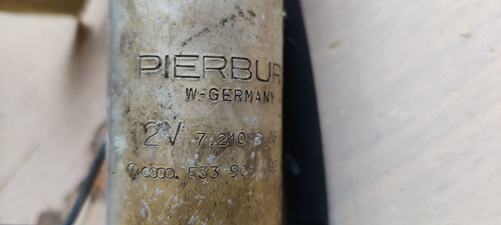 Een brandstofpompunit van een Volkswagen Golf met een niveausensor en twee witte vlotterkogels, gemerkt met