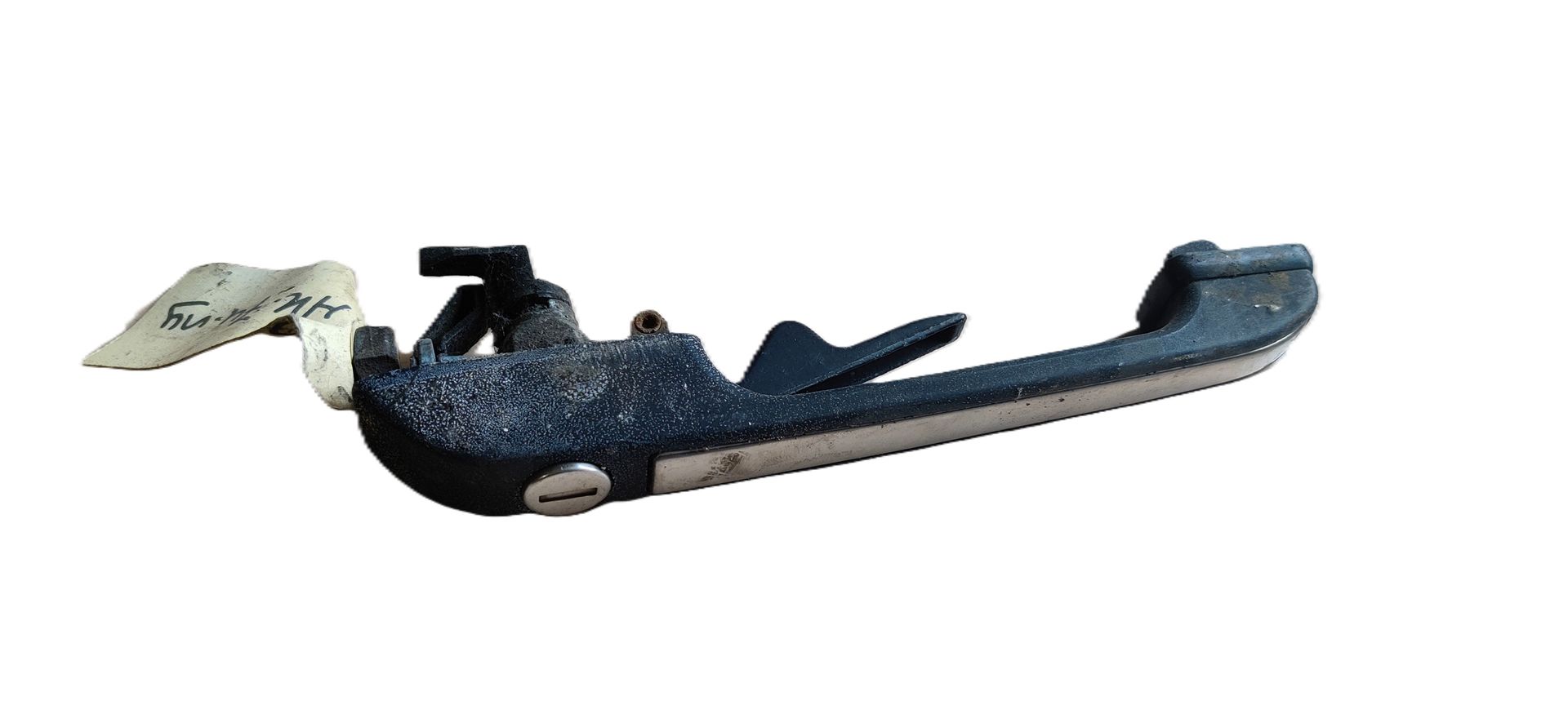 Een donkerblauwe metalen autodeurhendel met sleutelgat, van de zijkant gezien tegen een witte achtergrond.