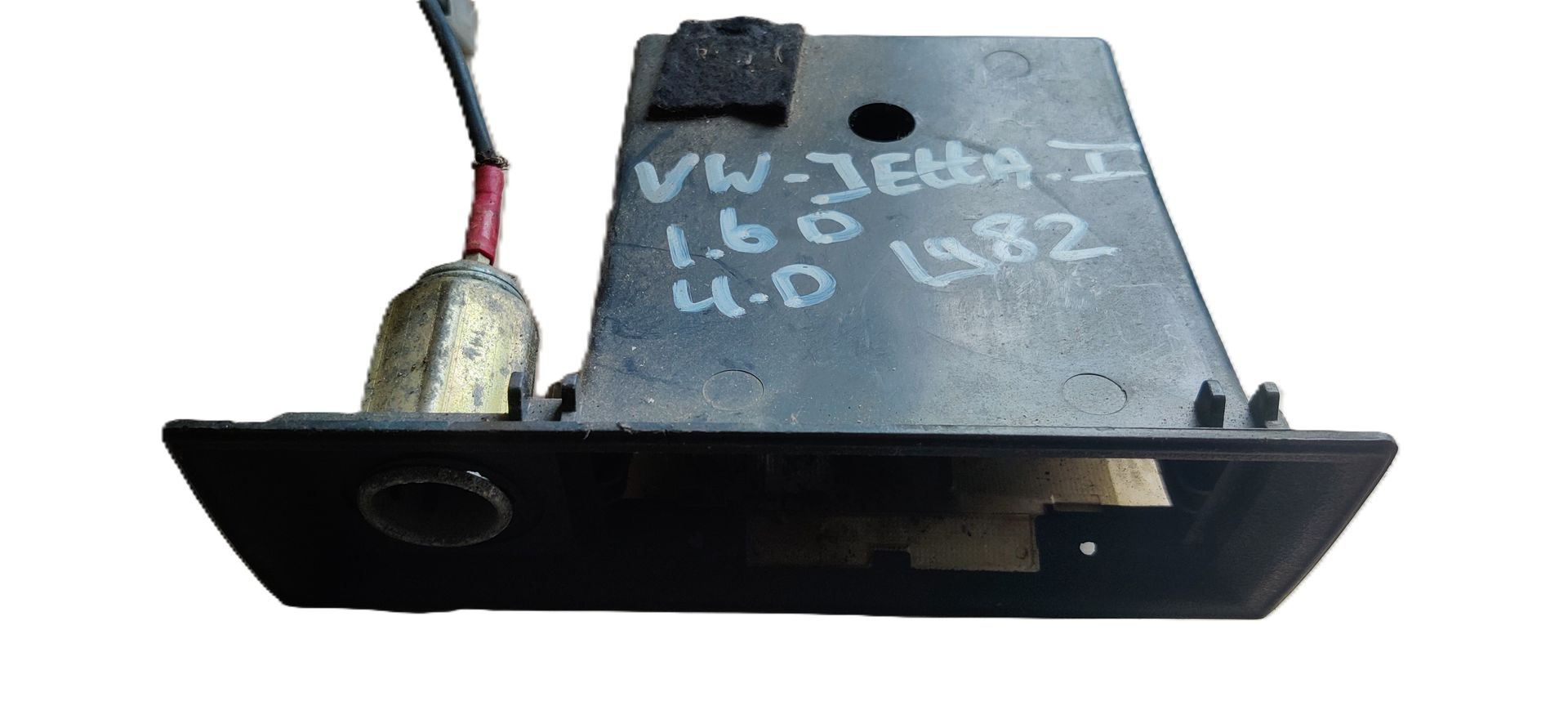 Een zwarte sigarettenaanstekerunit voor een VW Jetta I 1.6D uit 1982 met een bedrade stekker, gezien vanaf de voorkant.