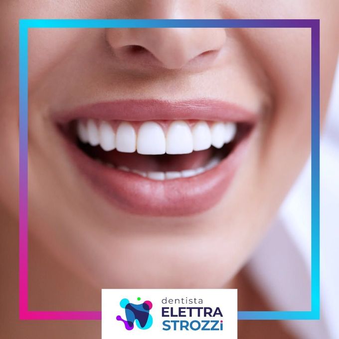 Bocca sorridente con denti bianchi, incorniciata da un bordo blu-viola e da un logo dentistico