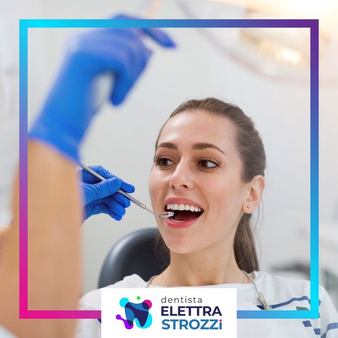 Paziente odontoiatrico a bocca aperta mentre il dentista usa strumenti con guanti blu; logo della clinica in basso.