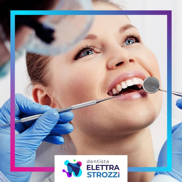 Dentista che esamina i denti di un paziente con gli strumenti, in una clinica luminosa, con il logo ELETTRA STROZZI