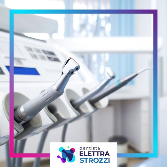 Strumenti odontoiatrici in una clinica, con cornice viola e ciano e logo Elettra Strozi