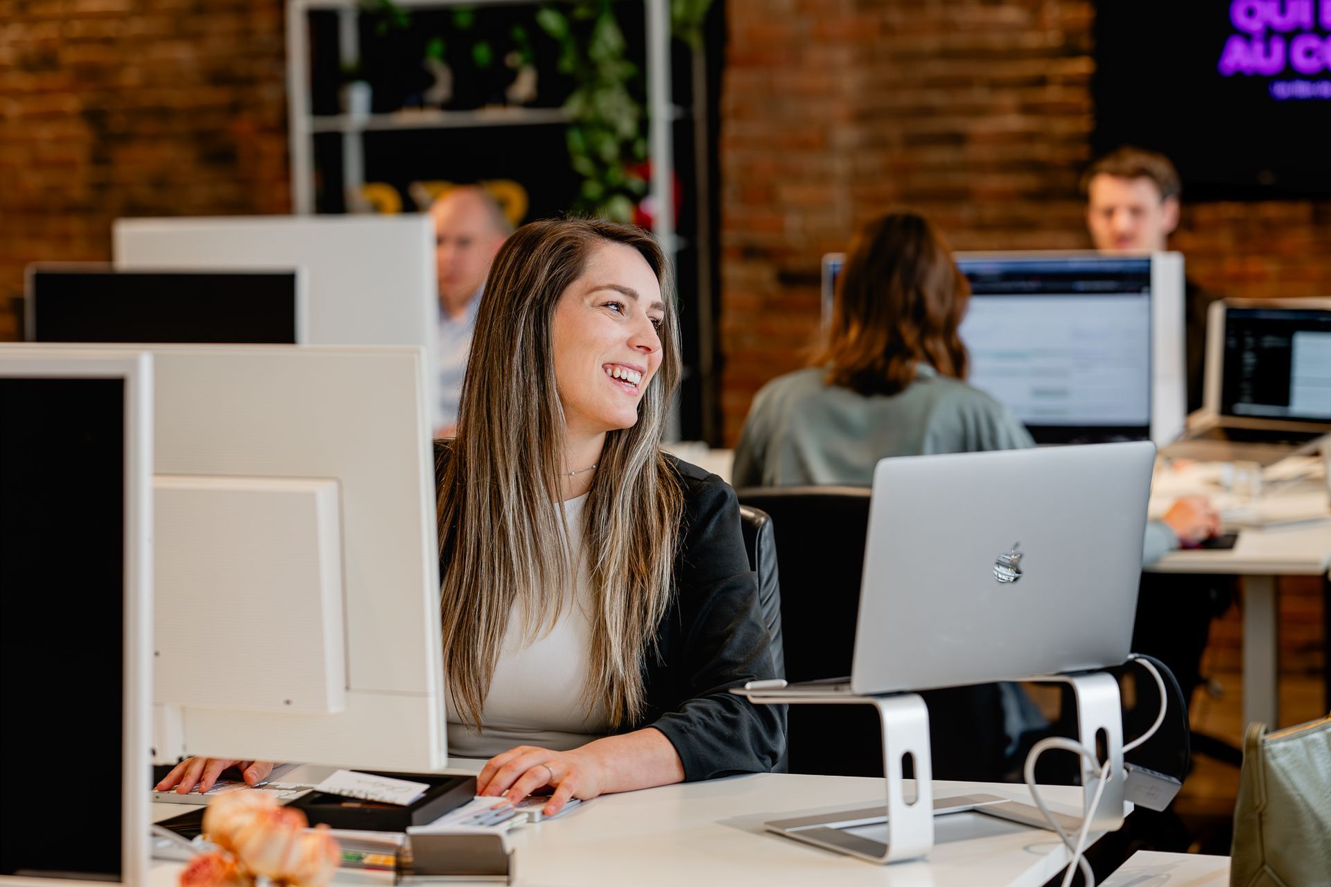 Aucoin_Bureau_Femme_Souriante
