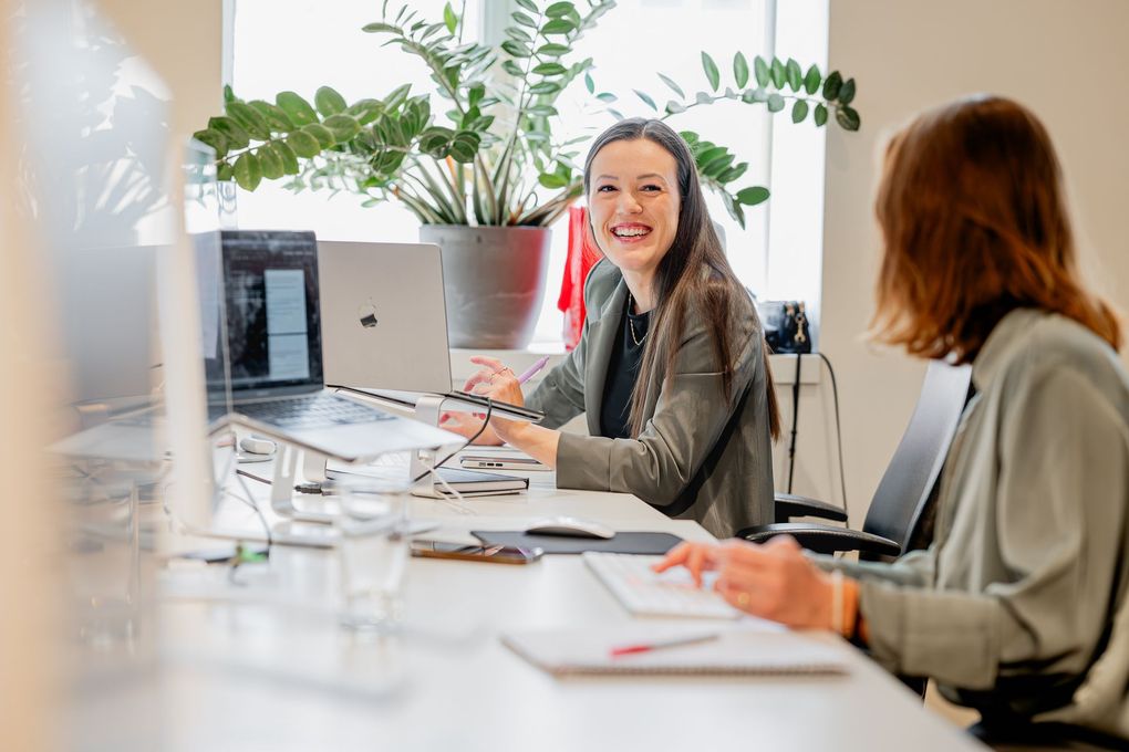 Aucoin_Bureau_Femmes_Souriantes