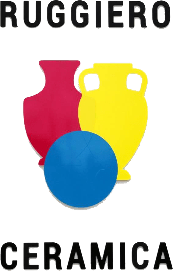 Logo: sagome di ceramica rosse e gialle con un cerchio blu davanti; testo nero: RUGGIERO CERAMICA.