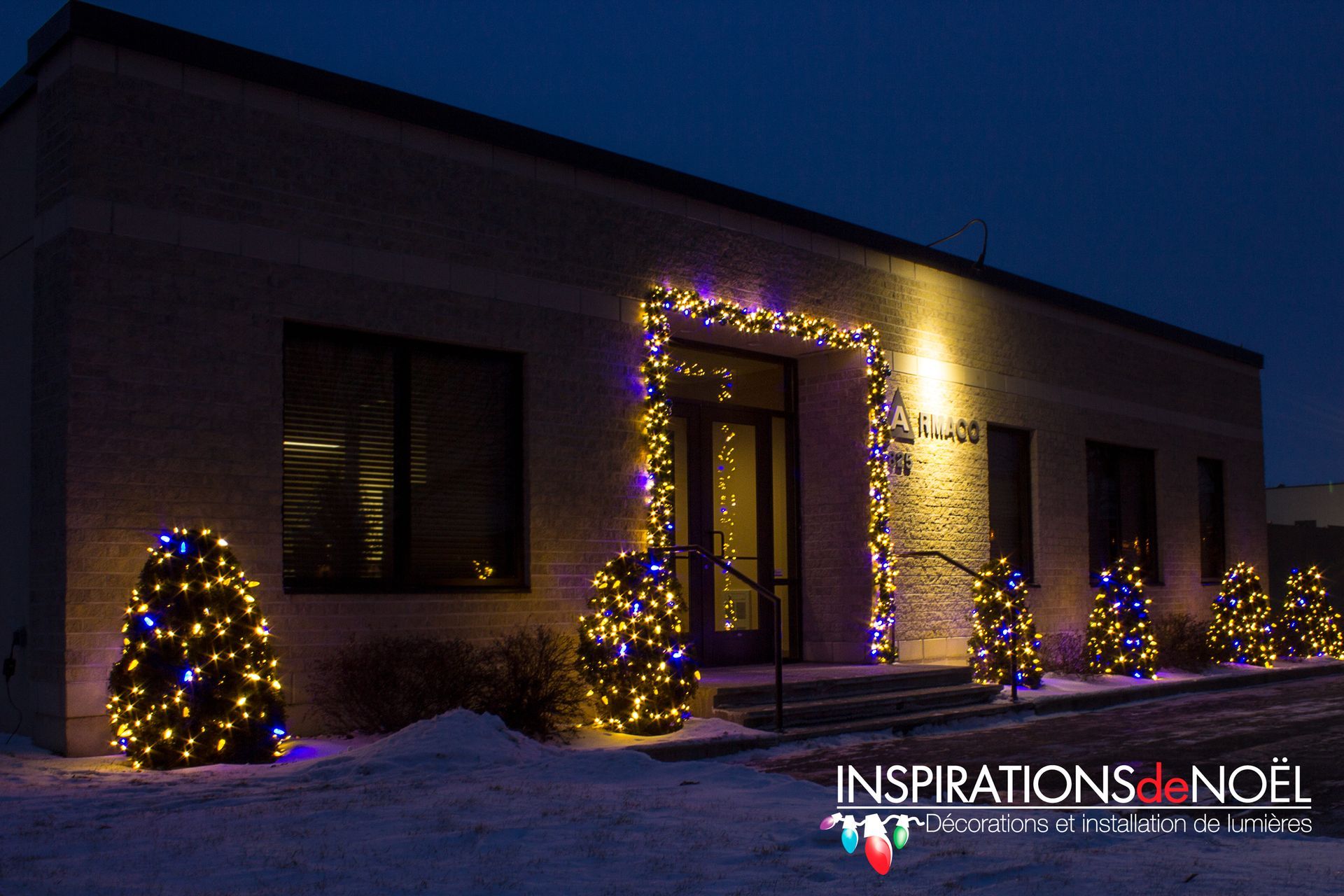A building decorated with christmas lights and the words inspirations de noel