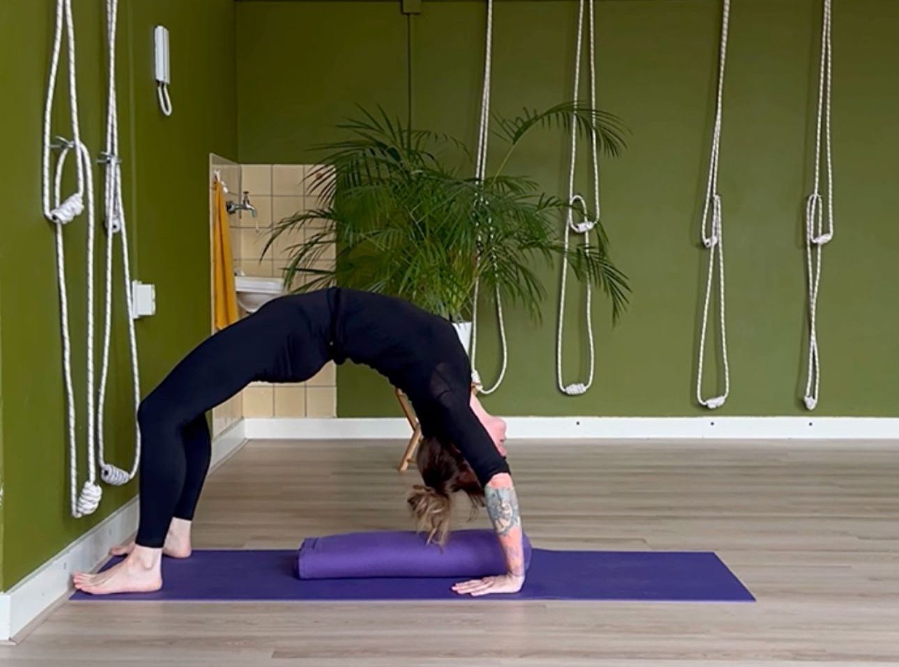 Foto waarop de houding : Bruggetje wordt gedaan voor een blogpost Klesha's van About Yoga Breda