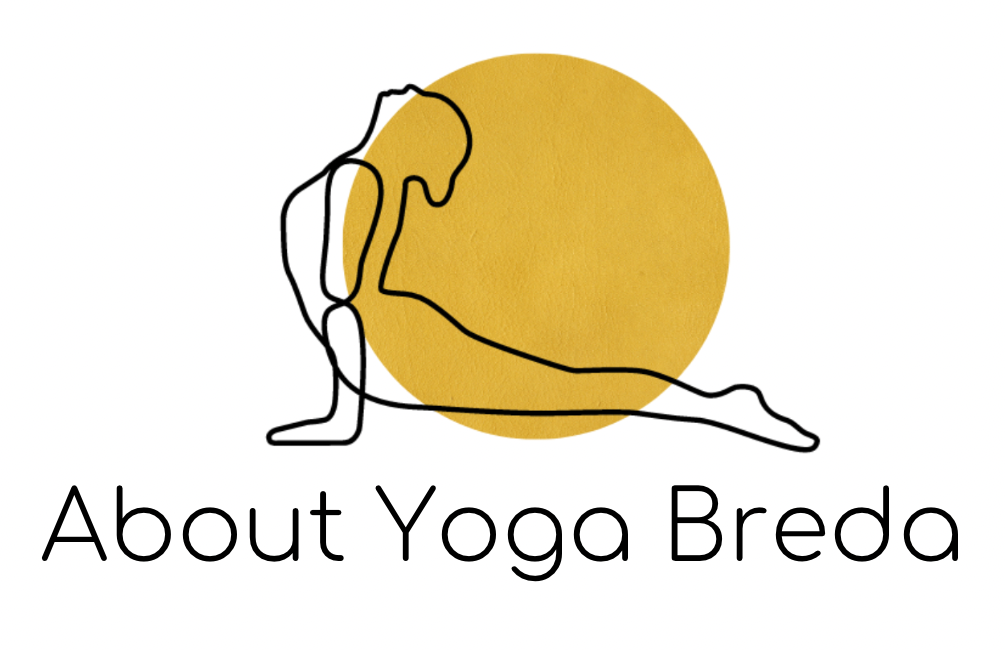 Lijntekening van persoon in yogahouding voor gouden cirkel, met de tekst "Over Yoga Breda."