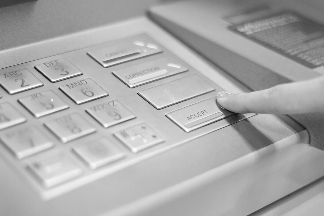 Una persona está presionando un botón en un teclado.