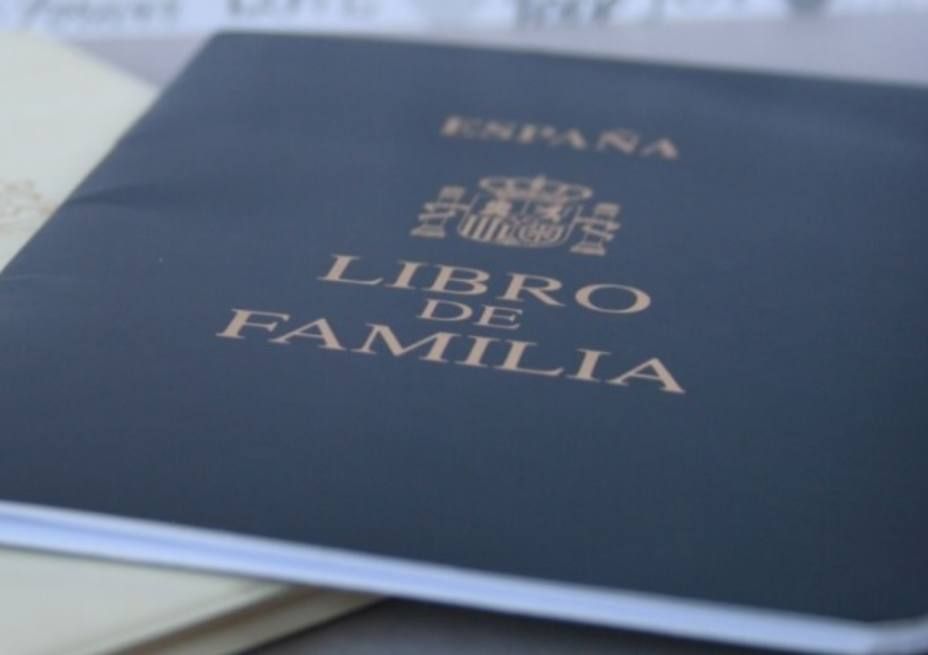 Un primer plano de un libro titulado Libro de Familia.